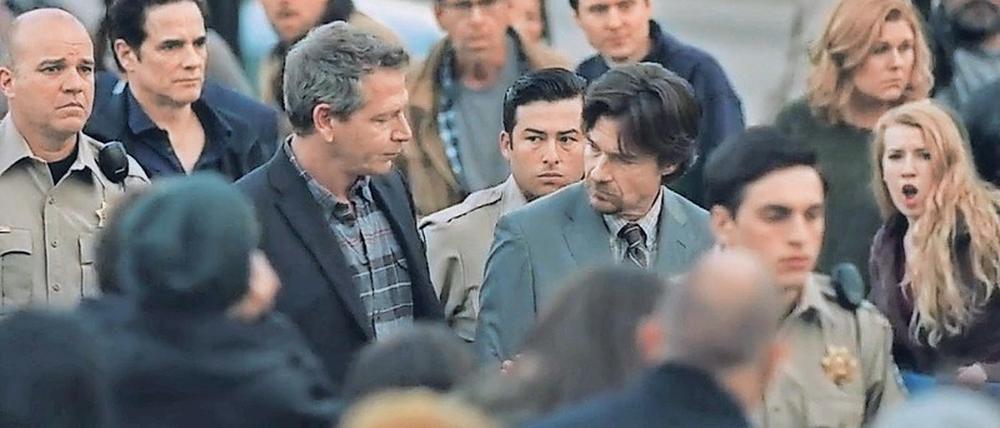 Welchen Beweisen kann man vertrauen? Polizist Ralph Anderson (Ben Mendelsohn, Mitte links) führt Terry Maitland (Jason Bateman) zum Gericht. Die beiden Schauspieler sind zugleich Produzenten der HBO-Thrillerserie.
