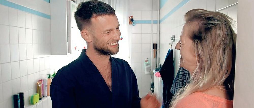 Vier queere Männer wollen anderen Menschen helfen, ein glücklicheres Leben zu führen. Zugleich wollen sie auf ihre Art des Lebens aufmerksam machen.