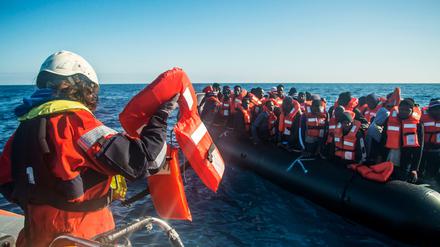 Rettungsweste und dann? Viele deutsche Kommunen bieten Aufnahme von Geretteten an.