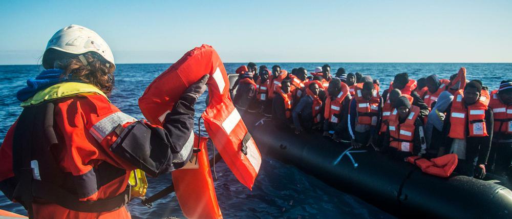 Rettungsweste und dann? Viele deutsche Kommunen bieten Aufnahme von Geretteten an.