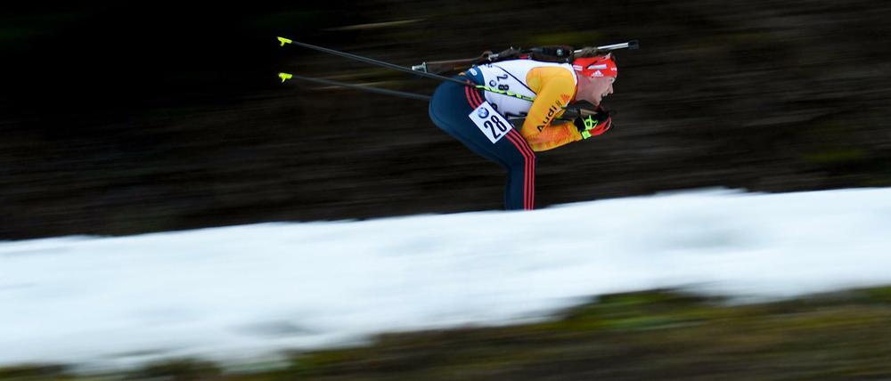 Mehr Grün als Weiß. Benedikt Doll war in Oberhof nur auf Kunstschnee unterwegs – der auch herangekarrt worden war.