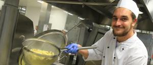 Koch Jacob Schindler bei der Zubereitung von gesundem Klinikessen in der Küche der Parkklinik Weissensee.