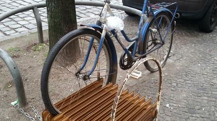 Da hat wohl jemand den "Upcycling"-Trend wörtlich genommen - und zwar am Karl-Marx-Platz in Neukölln.