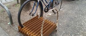 Da hat wohl jemand den "Upcycling"-Trend wörtlich genommen - und zwar am Karl-Marx-Platz in Neukölln.