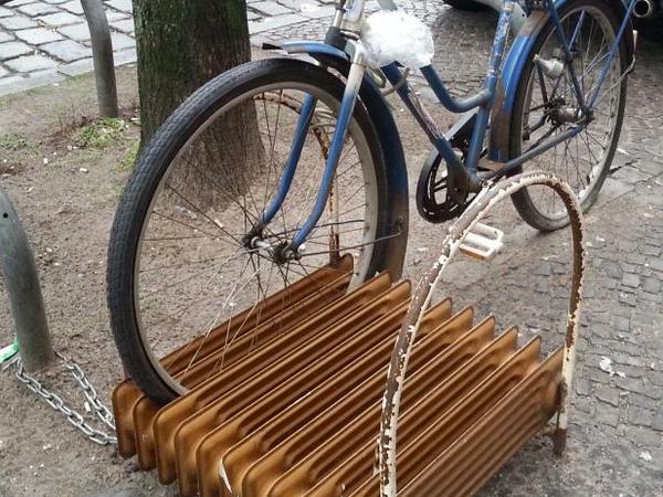 Da hat wohl jemand den "Upcycling"-Trend wörtlich genommen - und zwar am Karl-Marx-Platz in Neukölln.