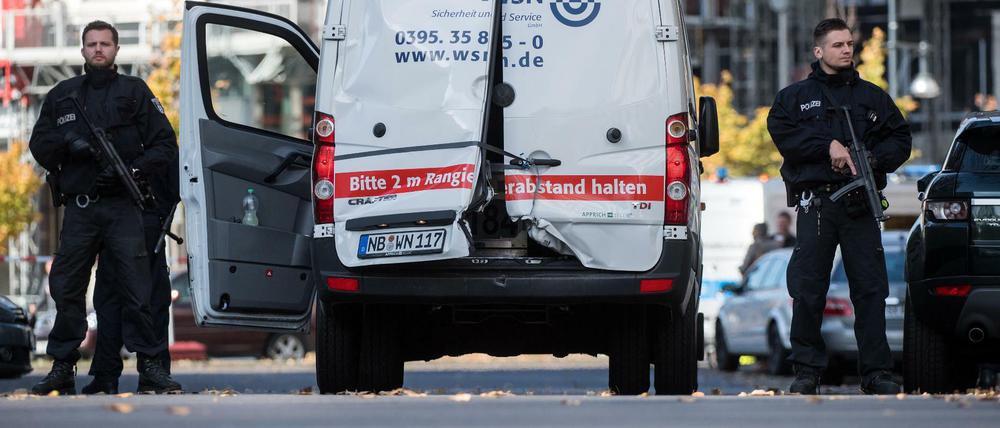 Am 19.10.2018 ereignete sich der Überfall, später sicherten Polizisten den Wagen.