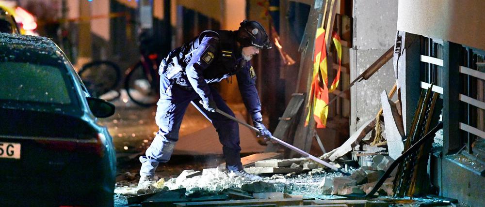 Ein Polizist inspiziert den Schauplatz einer Explosion im Stadtteil Östermalm.