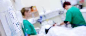Hilfe oder Falle? Um die Pflege in den Kliniken sicherzustellen, müssen immer mehr Leiharbeitskräfte einspringen.