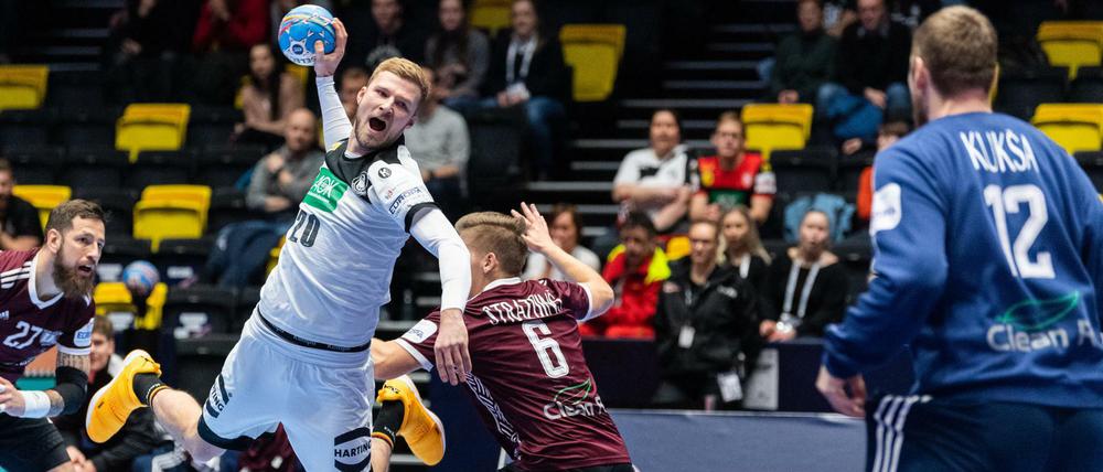 Hoch die Tassen: Philipp Weber (links) und seine Teamkollegen von der deutschen Handball-Nationalmannschaft besiegen Lettland.