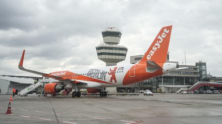 Ein Easyjet-Airbus A320-214 mit einer „Berlin-Lackierung“ auf dem Flughafen Tegel.