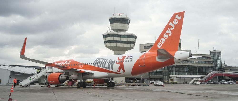 Ein Easyjet-Airbus A320-214 mit einer „Berlin-Lackierung“ auf dem Flughafen Tegel.