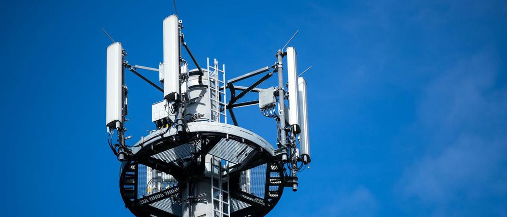 Ein Mast mit verschiedenen Antennen von Mobilfunkanbietern.