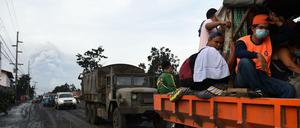 Anwohner werden an einen sichereren Ort gebracht.