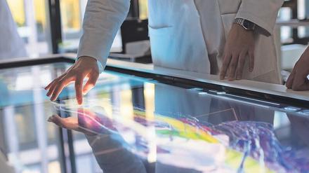 Vorsprung durch Technik? Am digitalen Seziertisch – hier an der Medical School Hamburg – lernen die Studierenden die menschliche Anatomie kennen.
