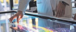 Vorsprung durch Technik? Am digitalen Seziertisch – hier an der Medical School Hamburg – lernen die Studierenden die menschliche Anatomie kennen.