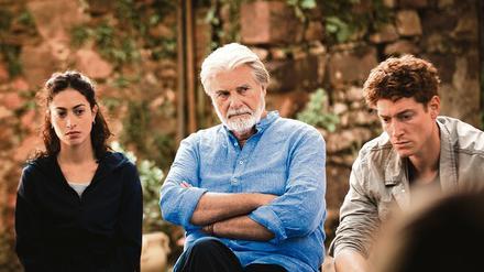 Friedenscamp. Die Probenzeit wird für Stardirigent Eduard Sporck (Peter Simonischek, mittig) zum Kraftakt.