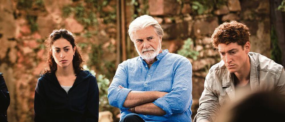 Friedenscamp. Die Probenzeit wird für Stardirigent Eduard Sporck (Peter Simonischek, mittig) zum Kraftakt.