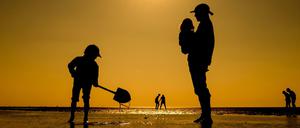 Urlauber am Strand von Cuxhaven