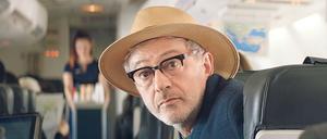 Fremdsein aus Prinzip. Elia Souleiman spielt einen Regisseur, der an jedem Ort auf der Welt aus seiner Rolle fällt.