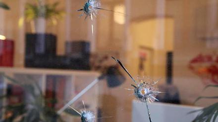 Drei Schandmale. Die Einschusslöcher an der Frontscheibe von Karamba Diabys Büro in Halle.