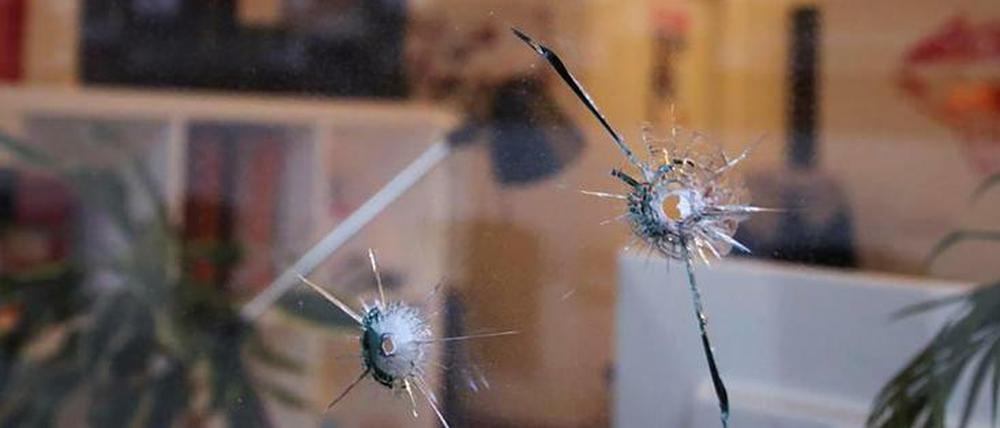 Drei Schandmale. Die Einschusslöcher an der Frontscheibe von Karamba Diabys Büro in Halle.