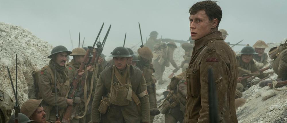 Schofield (George MacKay, rechts) muss einen wichtigen Brief überbringen.