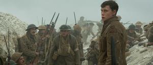 Schofield (George MacKay, rechts) muss einen wichtigen Brief überbringen.