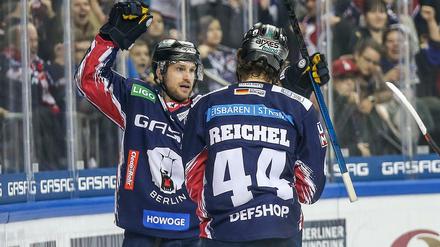 Mark Olver (l.) gibt an der Seite von Lukas Reichel gegen Ingolstadt sein Comeback.