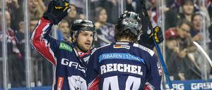 Mark Olver (l.) gibt an der Seite von Lukas Reichel gegen Ingolstadt sein Comeback.