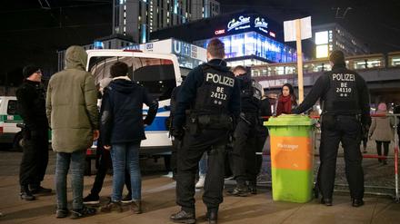 Kontrollen in der Zone. Die Böllerverbotszonen haben sich laut Innensenator bewährt.