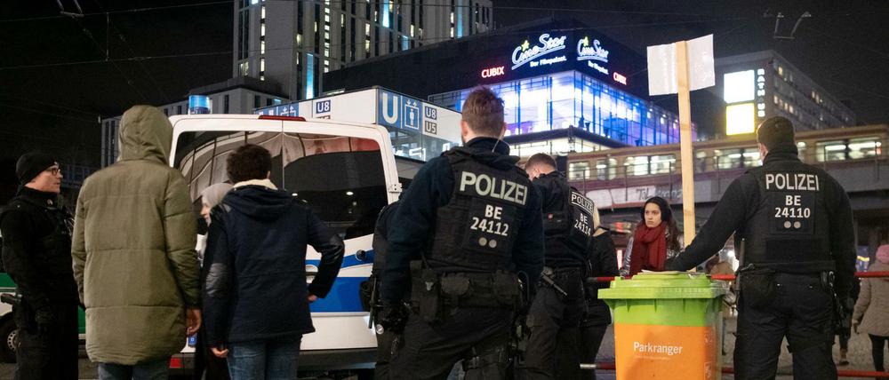 Kontrollen in der Zone. Die Böllerverbotszonen haben sich laut Innensenator bewährt.
