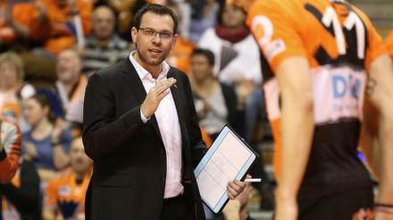 Einmal Volleys, immer noch Volleys. Cedric Enard bleibt Trainer in Berlin.