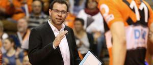 Einmal Volleys, immer noch Volleys. Cedric Enard bleibt Trainer in Berlin.