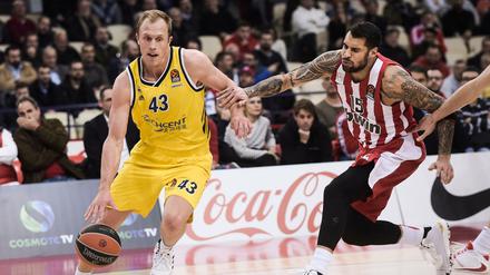 Luke Sikma (links) setzte sich mit Alba Berlin bei Olympiakos Piräus (Georgios Printezis) durch.