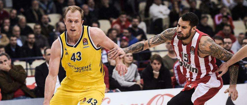 Luke Sikma (links) setzte sich mit Alba Berlin bei Olympiakos Piräus (Georgios Printezis) durch.
