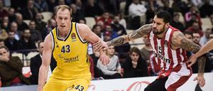Luke Sikma (links) setzte sich mit Alba Berlin bei Olympiakos Piräus (Georgios Printezis) durch.