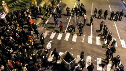 Protest in Teheran: Polizisten stehen Demonstranten vor der „Amir Kabir Universität“ gegenüber.