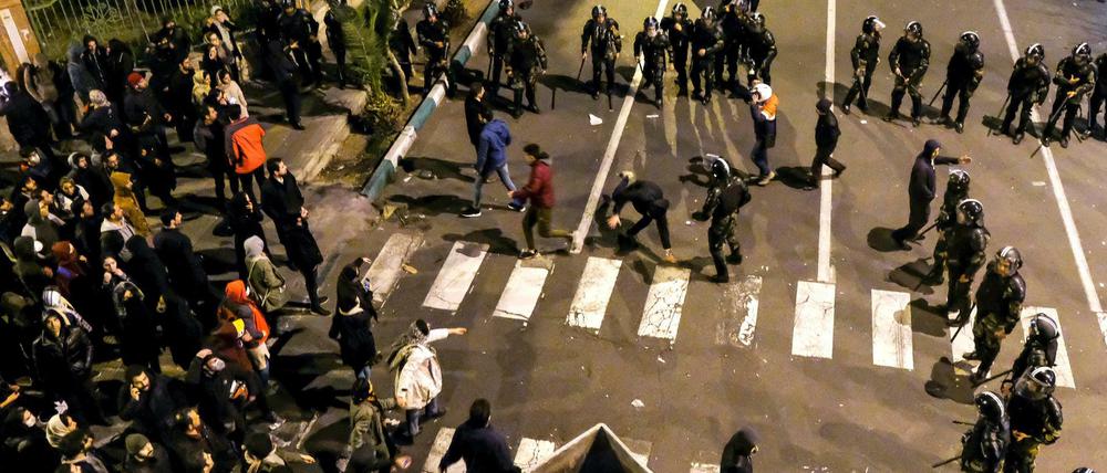 Protest in Teheran: Polizisten stehen Demonstranten vor der „Amir Kabir Universität“ gegenüber.