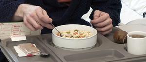 Zu wenig Vitamine, zu viel Salz: Krankenhausessen ist oft ungesund.