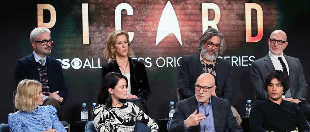 Patrick Stewart (untere Reihe, 2.v.r.) mit „Star Trek: Picard“-Kollegen bei der Vorstellung der Serie in Kalifornien.