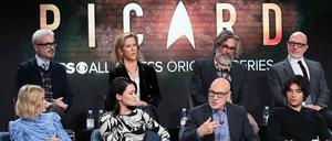 Patrick Stewart (untere Reihe, 2.v.r.) mit „Star Trek: Picard“-Kollegen bei der Vorstellung der Serie in Kalifornien.