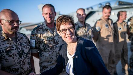 Sondiert die Lage: Verteidigungsministerin Annegret Kramp-Karrenbauer im Gespräch mit Bundeswehrsoldaten auf dem jordanischen Fliegerhorst Al-Asrak.