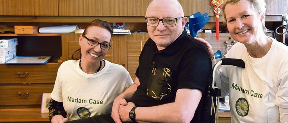 Viele haben geholfen. Rollstuhlfahrer Detlev Pflughaupt aus Lichtenberg ist einer der vielen Berliner, die unter Altersarmut leiden. Tagesspiegel-Leser spendeten für ihn. Auch die Sozialarbeiterinnen Kathleen Schlifka (l.) und Martyna Voß freuen sich.
