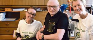 Viele haben geholfen. Rollstuhlfahrer Detlev Pflughaupt aus Lichtenberg ist einer der vielen Berliner, die unter Altersarmut leiden. Tagesspiegel-Leser spendeten für ihn. Auch die Sozialarbeiterinnen Kathleen Schlifka (l.) und Martyna Voß freuen sich.