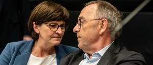 Norbert Walter-Borjans, Bundesvorsitzender der SPD, spricht mit Saskia Esken, Bundesvorsitzende der SPD