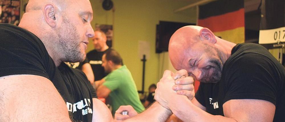Mit vollem Körpereinsatz. Christian Thiede (r.) stemmt sich im Training gegen seinen Coach Sergej Maier.
