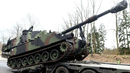 Bundeswehrsoldaten verladen eine US-Panzer