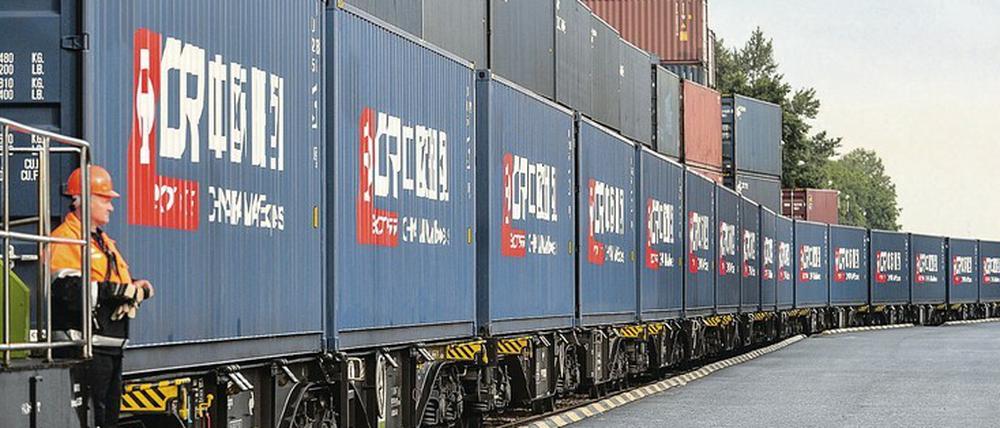 Neue Seidenstraße. Ein langer chinesischer Güterzug fährt von China nach Europa durch.