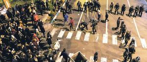 Vor der Amirkabir-Universität in Teheran stoßen Demonstranten und Polizisten aufeinander.