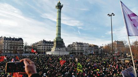 In Marsch. Gewerkschaften machen seit Wochen gegen die Rentenpläne von Emmanuel Macron mobil – doch wie lang die Streikenden noch durchhalten können, ist ungewiss.